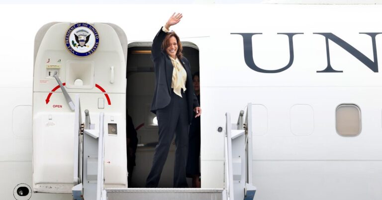 urlhttps3A2F2Fcalifornia times brightspot.s3.amazonaws.com2Fb12Fa82F1959af924e97948d2a227de5c32c2F1455893 me 0601 kamala harris air force 2 departure lax cmh 08